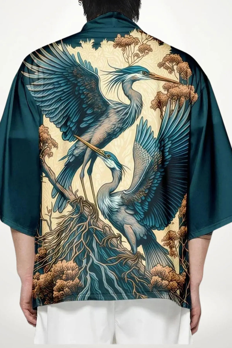 Kimono japonais en satin avec motifs de hérons bleus sur fond crème et détails floraux