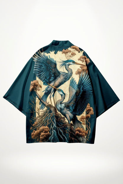 Kimono japonais en satin bleu avec motifs de hérons et arbres, style traditionnel et moderne