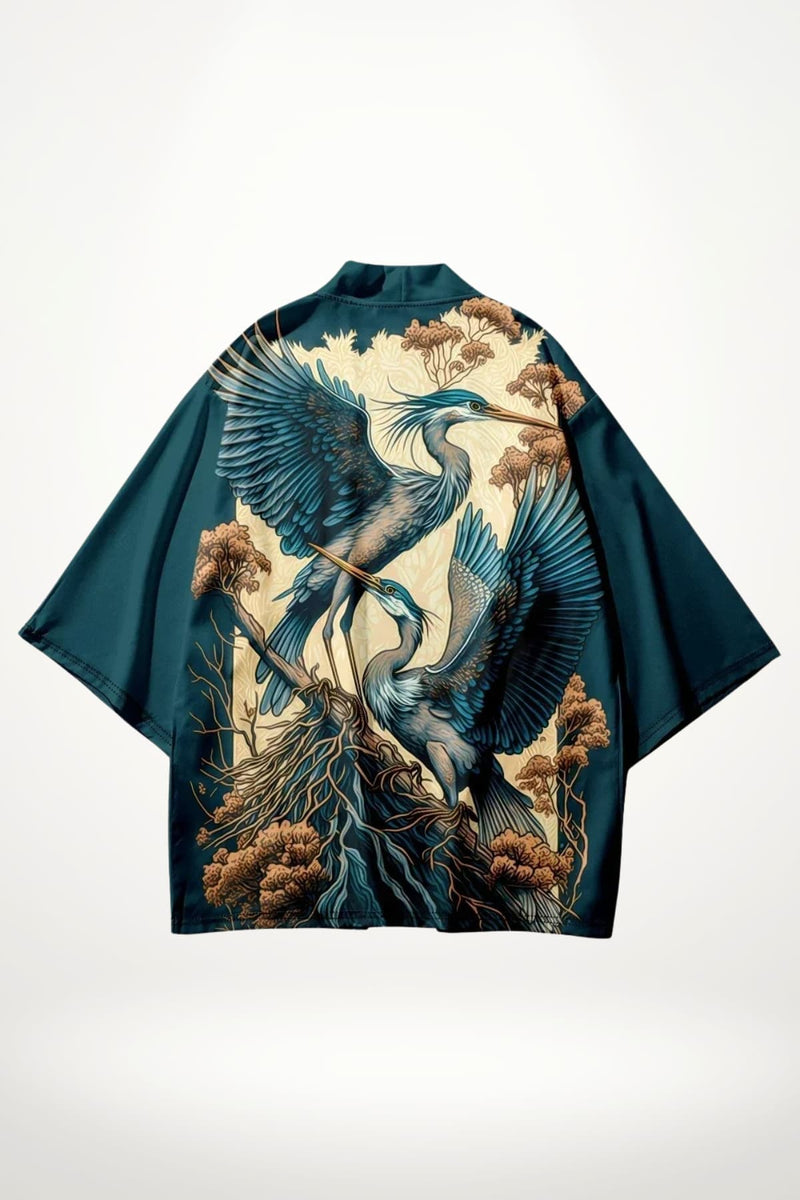 Kimono japonais en satin bleu avec motifs de hérons et arbres, style traditionnel et moderne