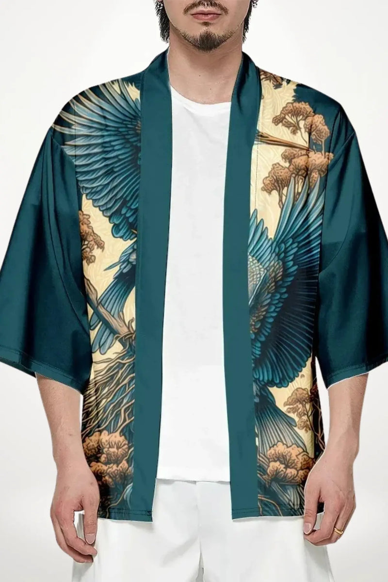 Kimono japonais homme en polyester léger imprimé de hérons bleu canard et beige, manches 3/4, coupe ample mêlant futur et tradition.