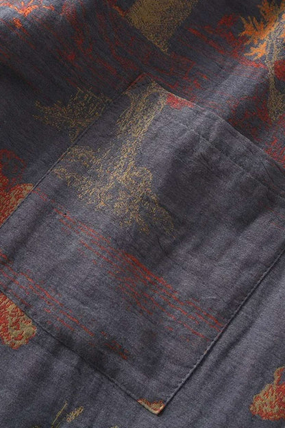 Tissu de kimono japonais avec motifs abstraits en rouge et or sur fond bleu foncé, texture douce et légère