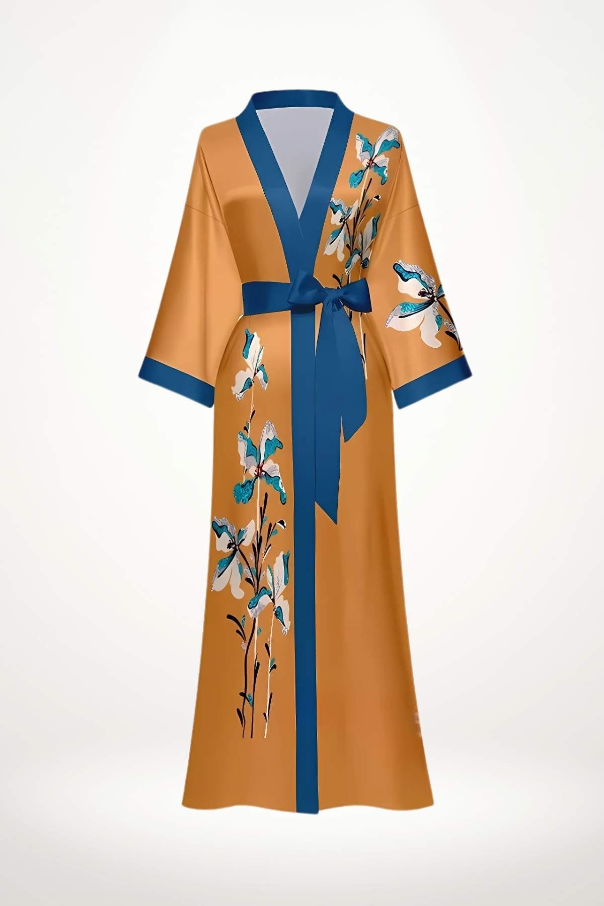 Kimono jaune éclatant avec motifs floraux bleus et blancs, ceinturé d'un ruban bleu, sur fond blanc