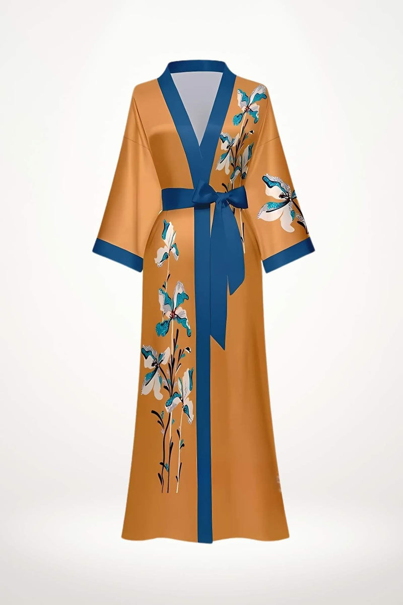 Kimono jaune éclatant avec motifs floraux bleus et blancs, ceinturé d'un ruban bleu, sur fond blanc
