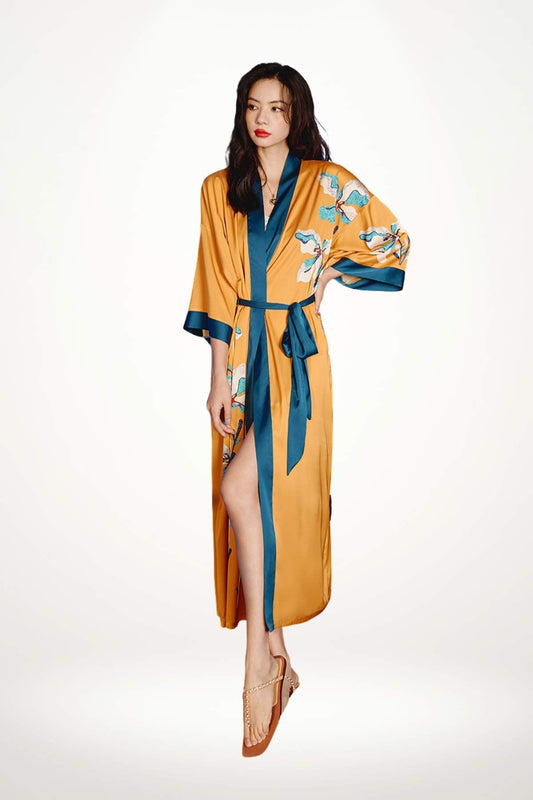kimono long jaune satin fluidité motifs floraux bleu canard ceinture ton sur ton élégance

