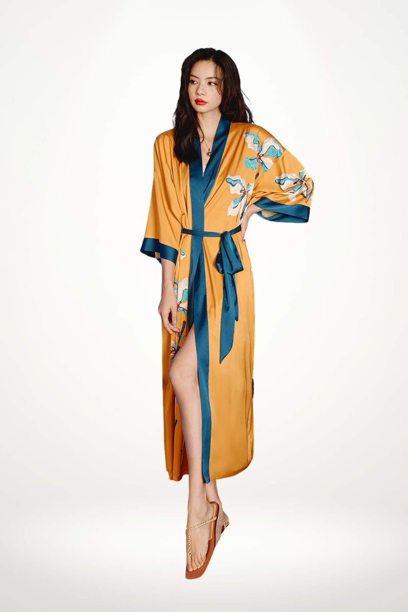 kimono long jaune satin fluidité motifs floraux bleu canard ceinture ton sur ton élégance

