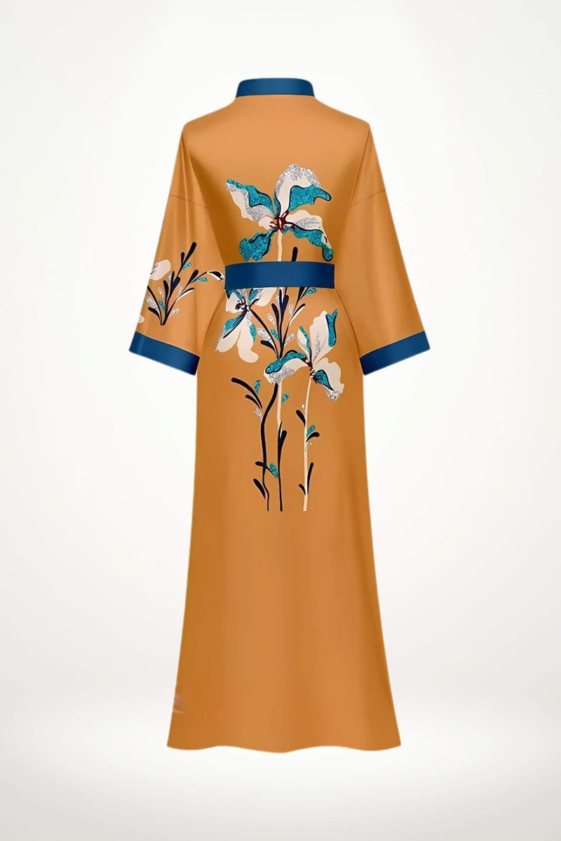 Kimono jaune éclatant avec des motifs floraux bleus et blancs, présentant une élégante ceinture bleue