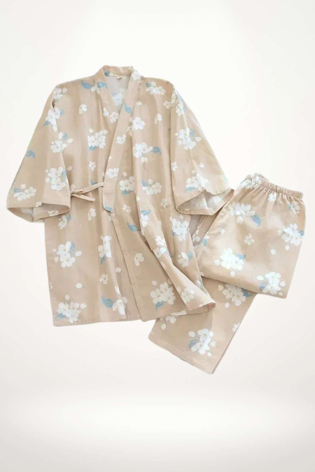 Kimono léger beige à motifs floraux blancs et bleus, offrant une sensation de douceur et de légèreté