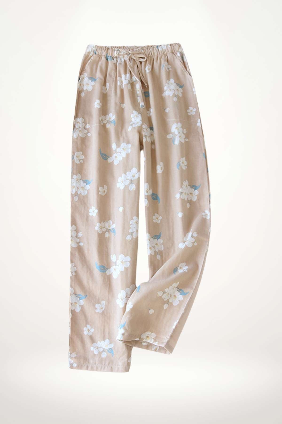 Pantalon léger beige orné de fleurs blanches et bleues, offrant une allure douce et décontractée