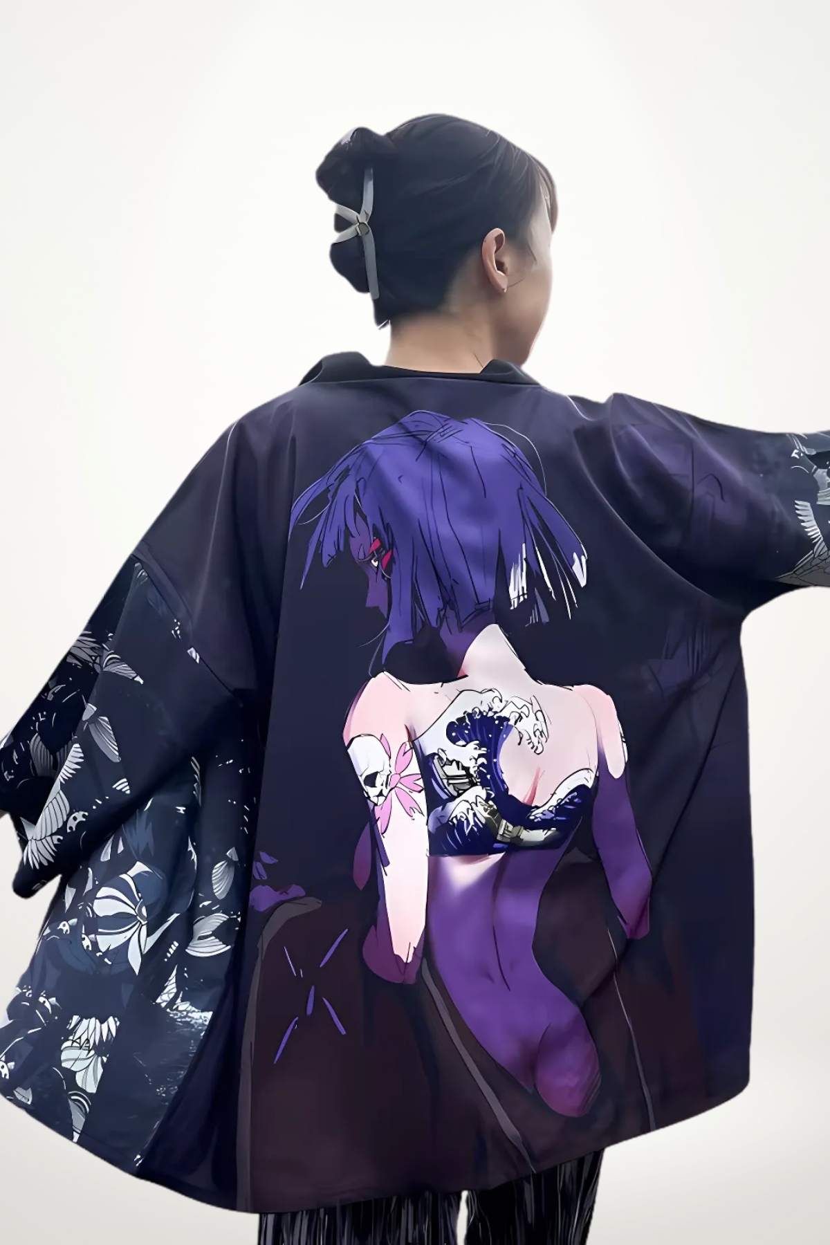 Femme en kimono léger aux motifs floraux, posture élégante, arrière-plan clair et minimaliste