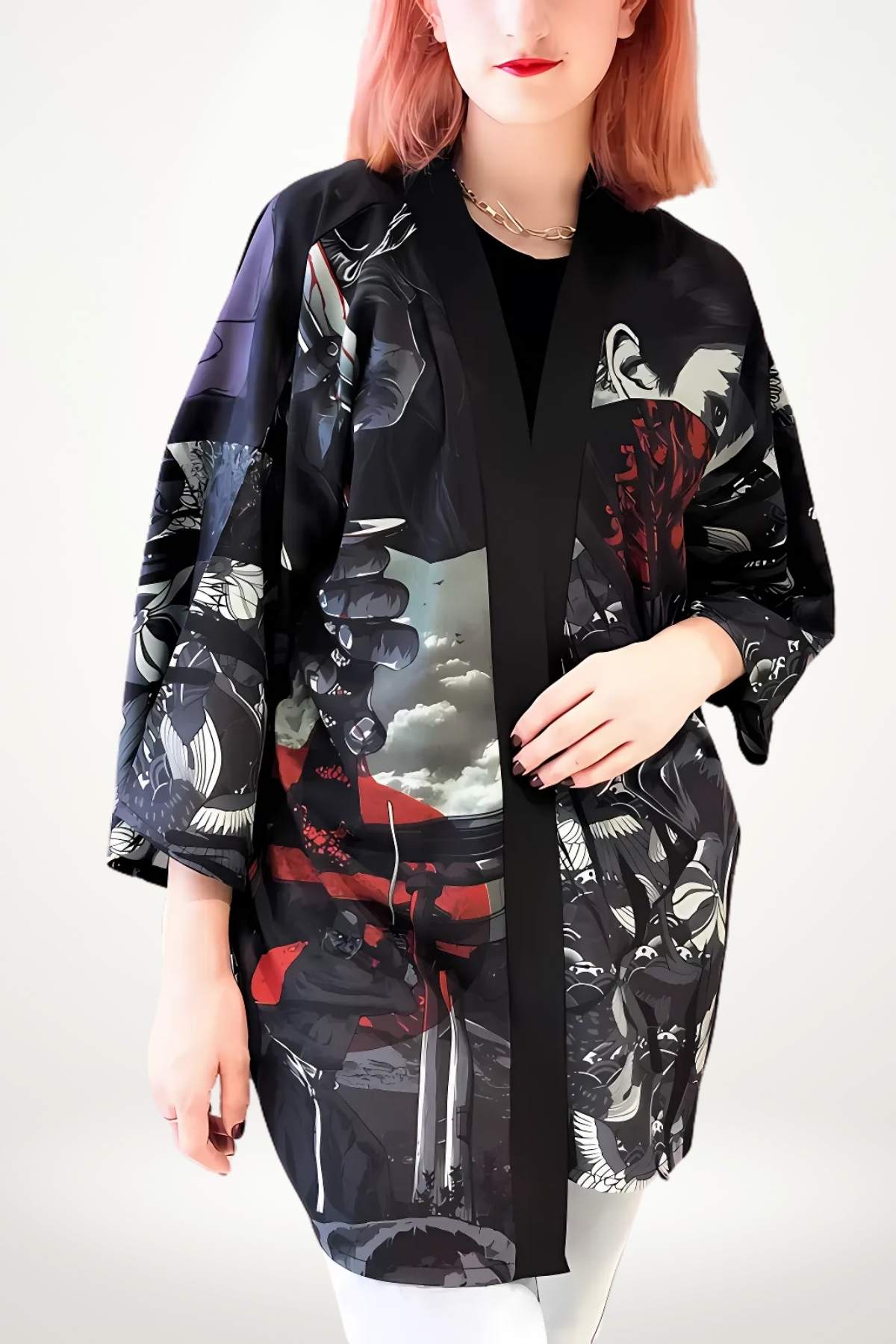 Kimono léger noir avec motifs colorés, porté par une femme aux cheveux roses, dans un décor minimaliste