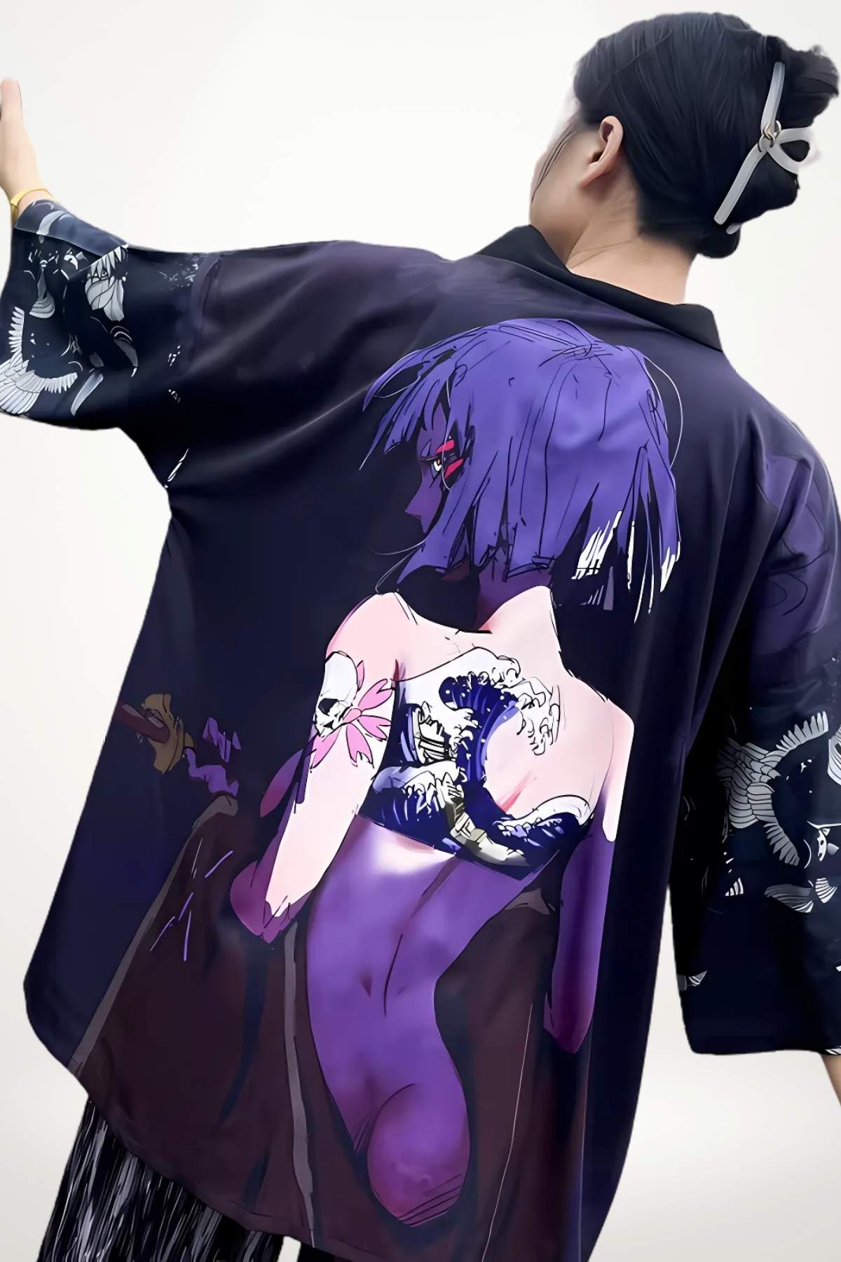 Un kimono léger aux motifs violets et noirs, porté par une femme avec un chignon élégant, se détache sur un