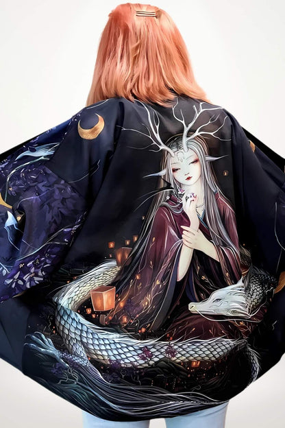Kimono léger noir avec motifs de dragon et de lune, porté par une femme aux cheveux roses