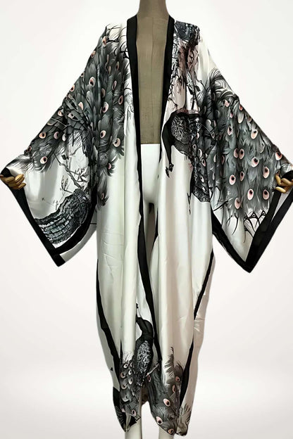 kimono femme long en satin blanc avec imprimé paons noirs et roses, coupe fluide et finitions contrastées
