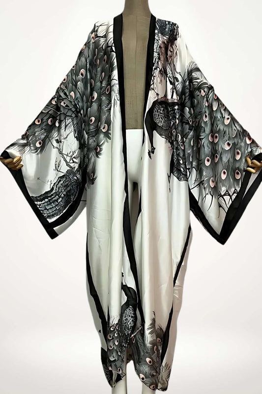 kimono femme long en satin blanc avec imprimé paons noirs et roses, coupe fluide et finitions contrastées
