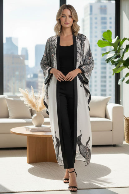 Femme portant un kimono long blanc avec des motifs de grues, dans un décor moderne et lumineux