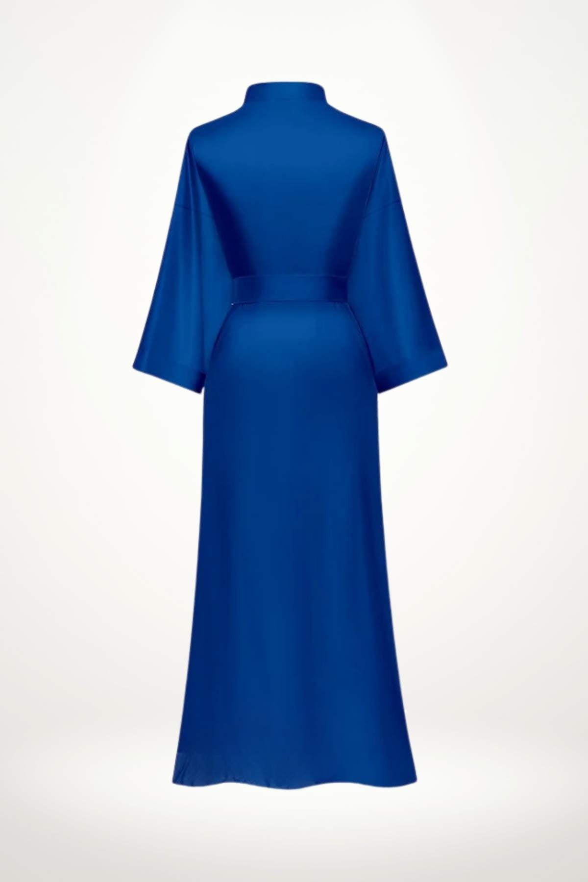 Kimono long chic en satin bleu, avec des manches larges et une ceinture accentuant la taille