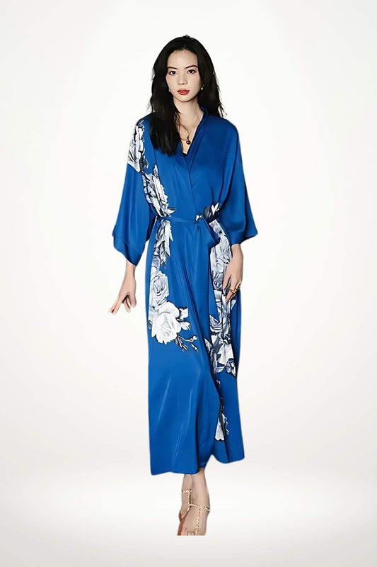 kimono luxe femme satin bleu saphir motif floral blanc coupe longue taille unique
