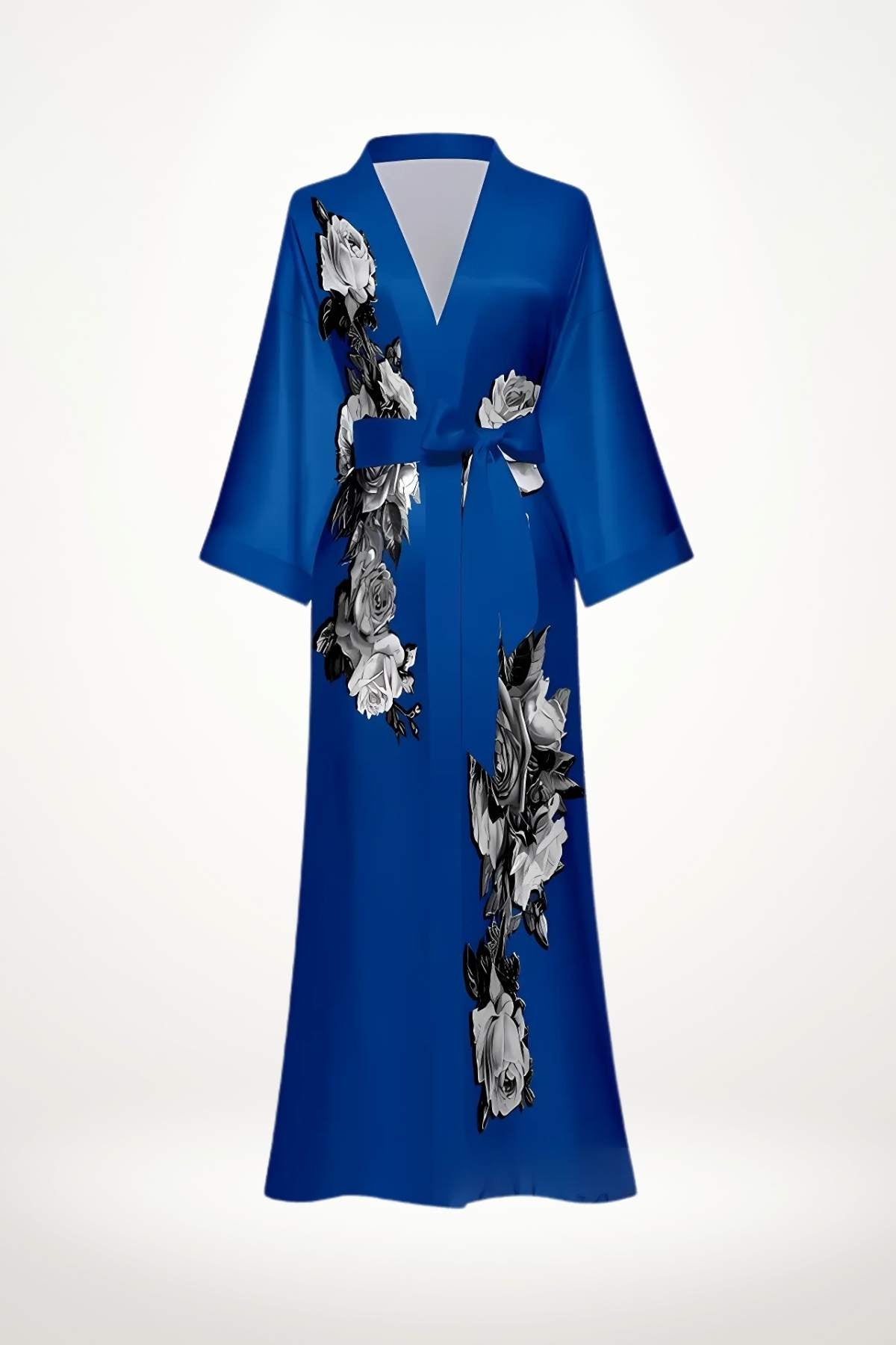 Kimono long chic en satin bleu avec des motifs de roses noires et blanches sur le côté