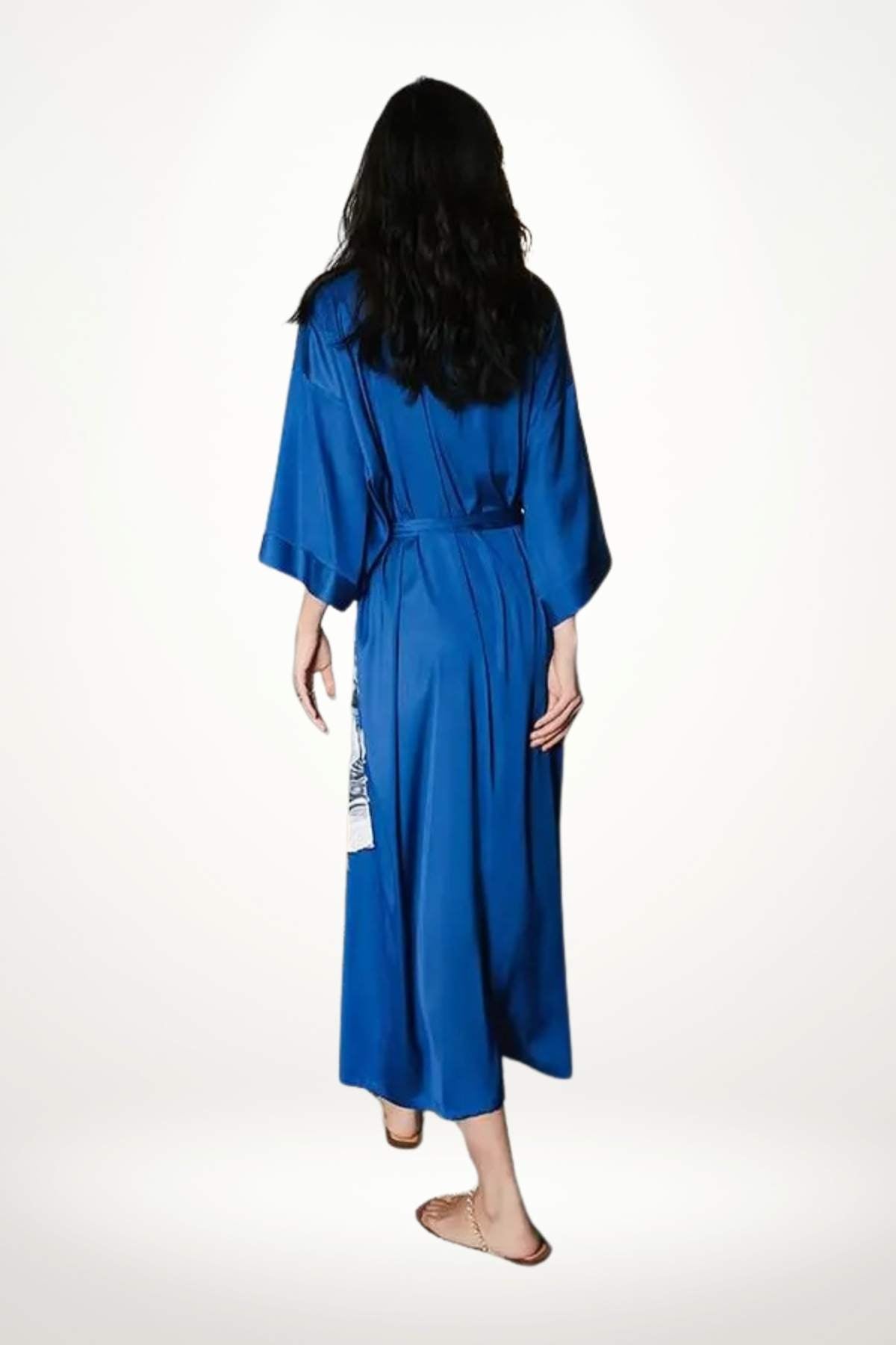 Femme vue de dos portant un kimono long bleu vif avec des manches larges et une ceinture assortie