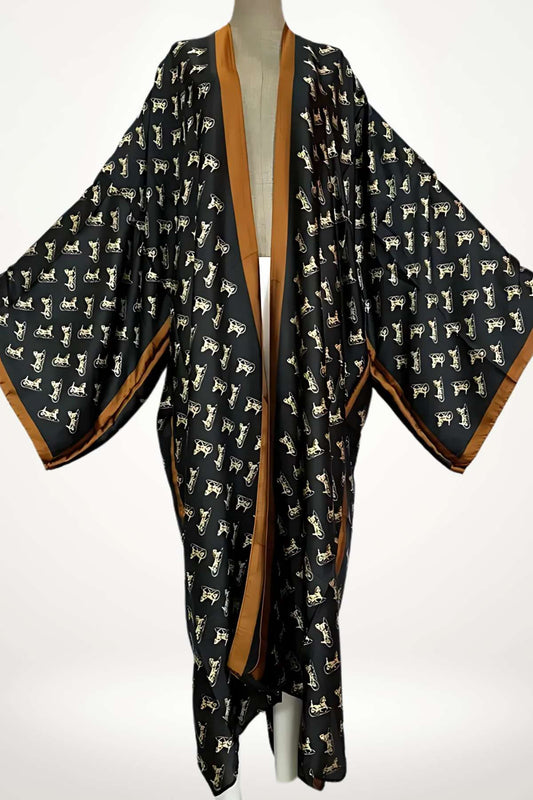 kimono femme long en satin noir avec motifs graphiques de chats, coupe fluide et finitions cuivrées
