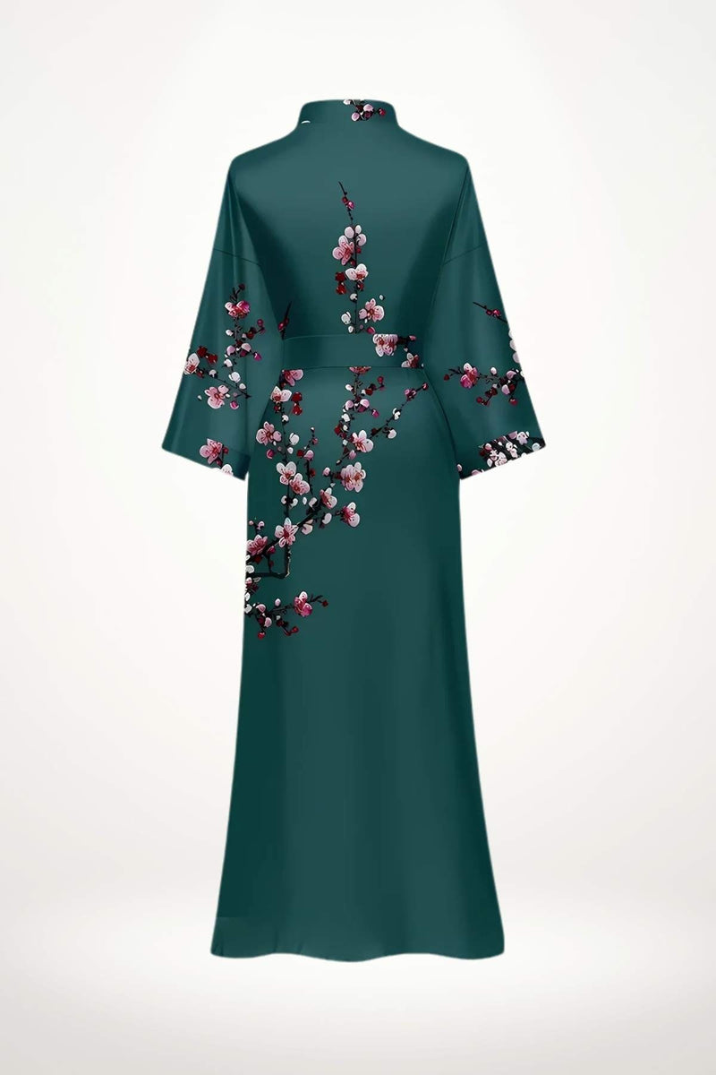 Kimono long en satin vert émeraude avec motifs floraux roses, offrant une allure douce et raffinée
