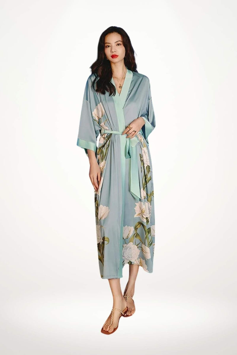 kimono long femme satin bleu-gris motif fleurs blanches tulipes pivoines
