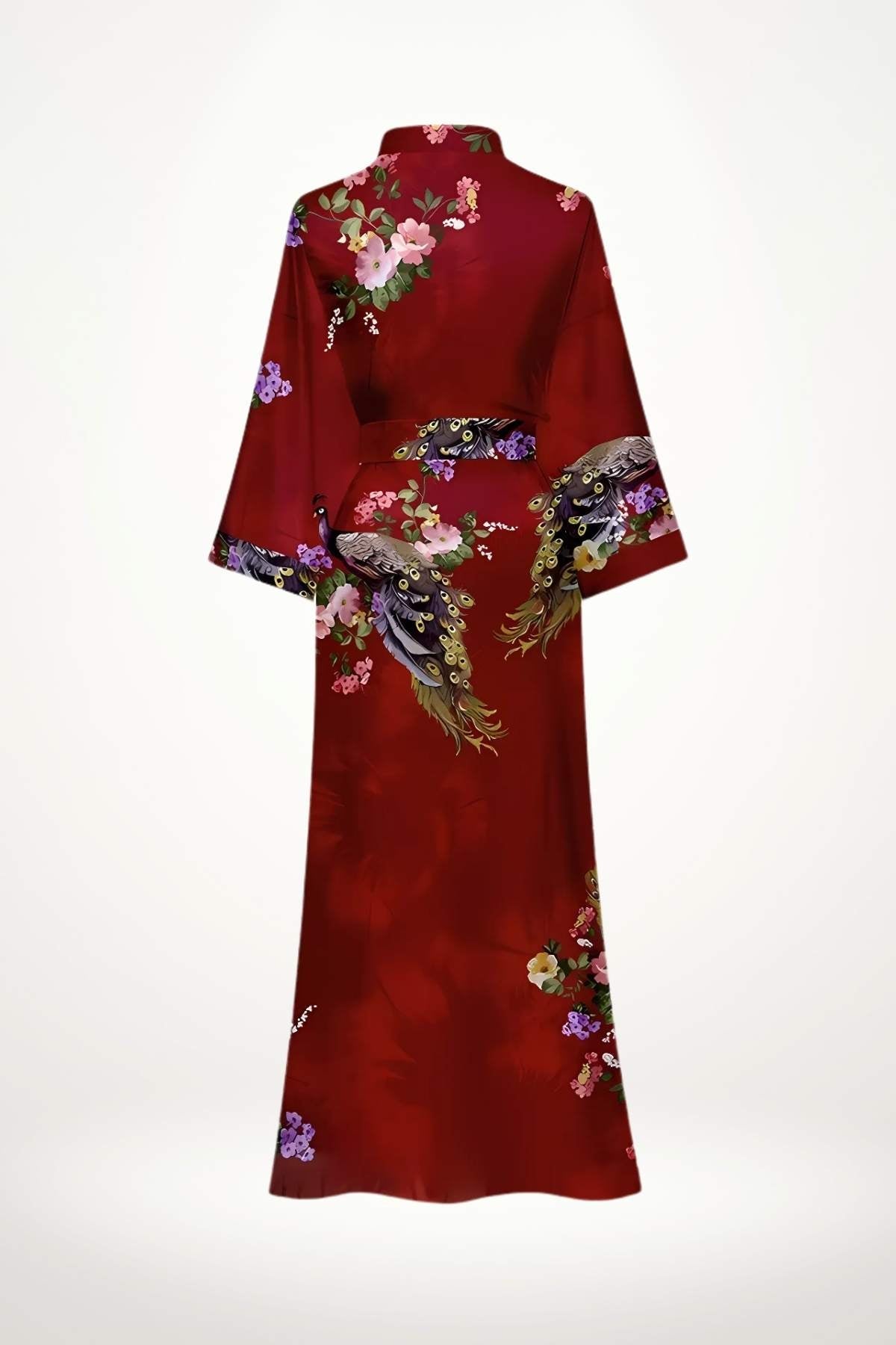 Kimono long en satin rouge avec motifs floraux colorés et détails de paon, évoquant l'élégance nocturne