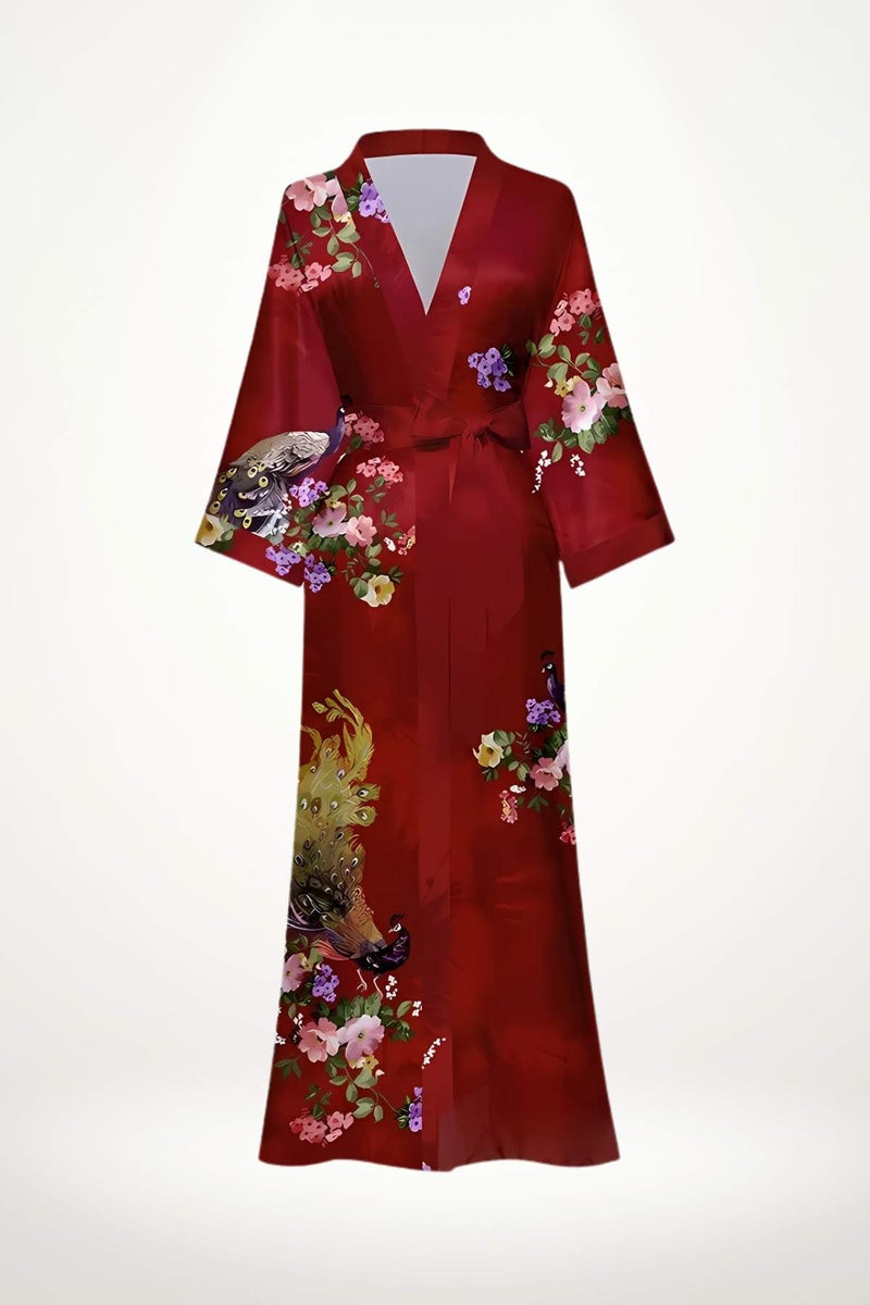 Kimono long en satin rouge avec motifs floraux colorés et un motif de paon, élégant et fluide