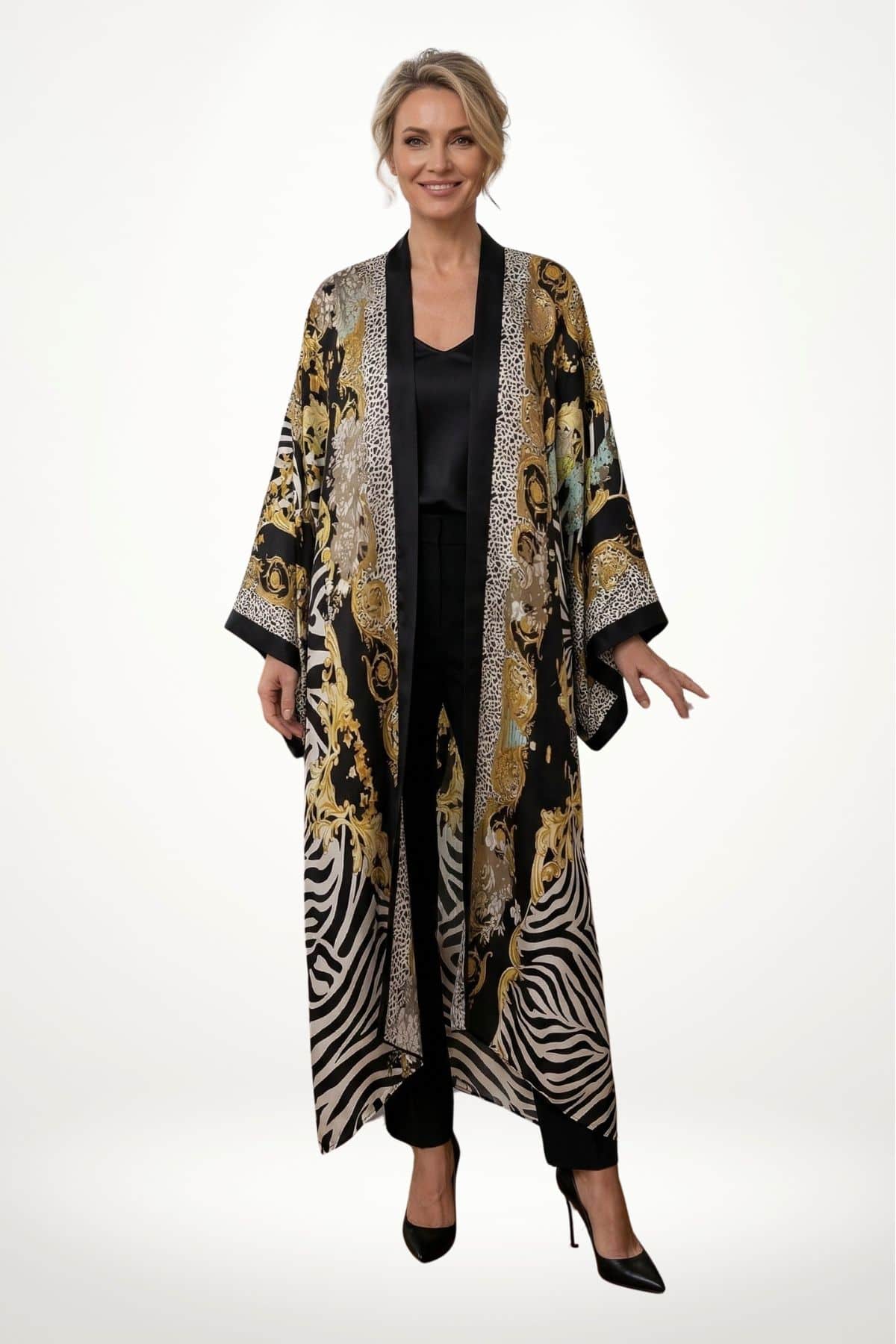 Femme souriante portant un kimono long noir et doré avec motifs animaliers sur fond blanc