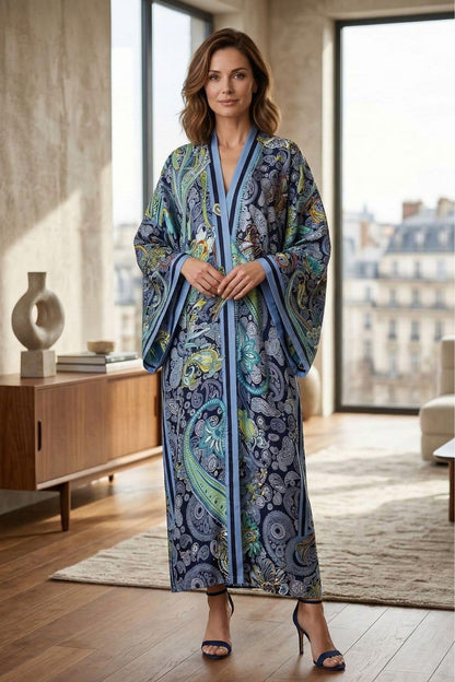 Femme portant un long kimono aux motifs colorés, dans un intérieur moderne avec un sol en bois et des fenêtres