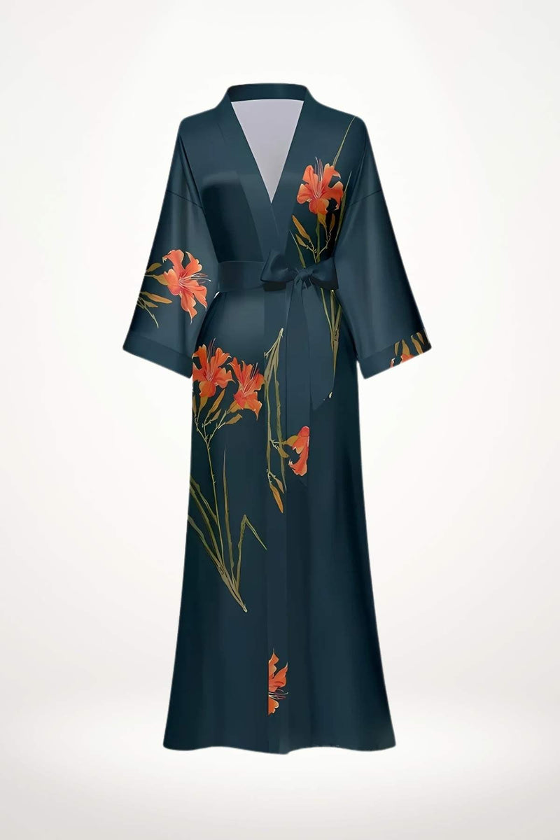 Kimono long en satin bleu foncé orné de fleurs orange, avec des manches larges et une ceinture assortie