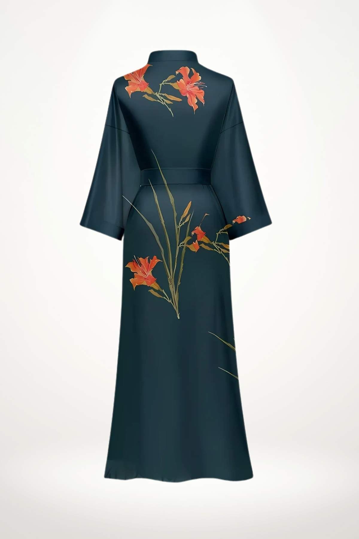 Kimono long en satin bleu foncé avec motifs floraux orange, à manches larges et ceinture marquée