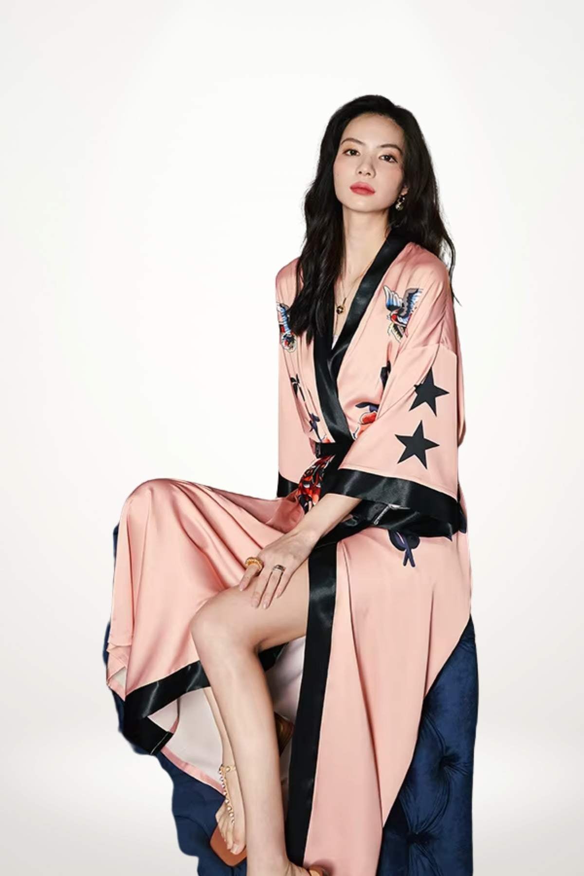 kimono luxe femme satin rose poudré motif tattoo roses rouges lettering noir taille unique  

