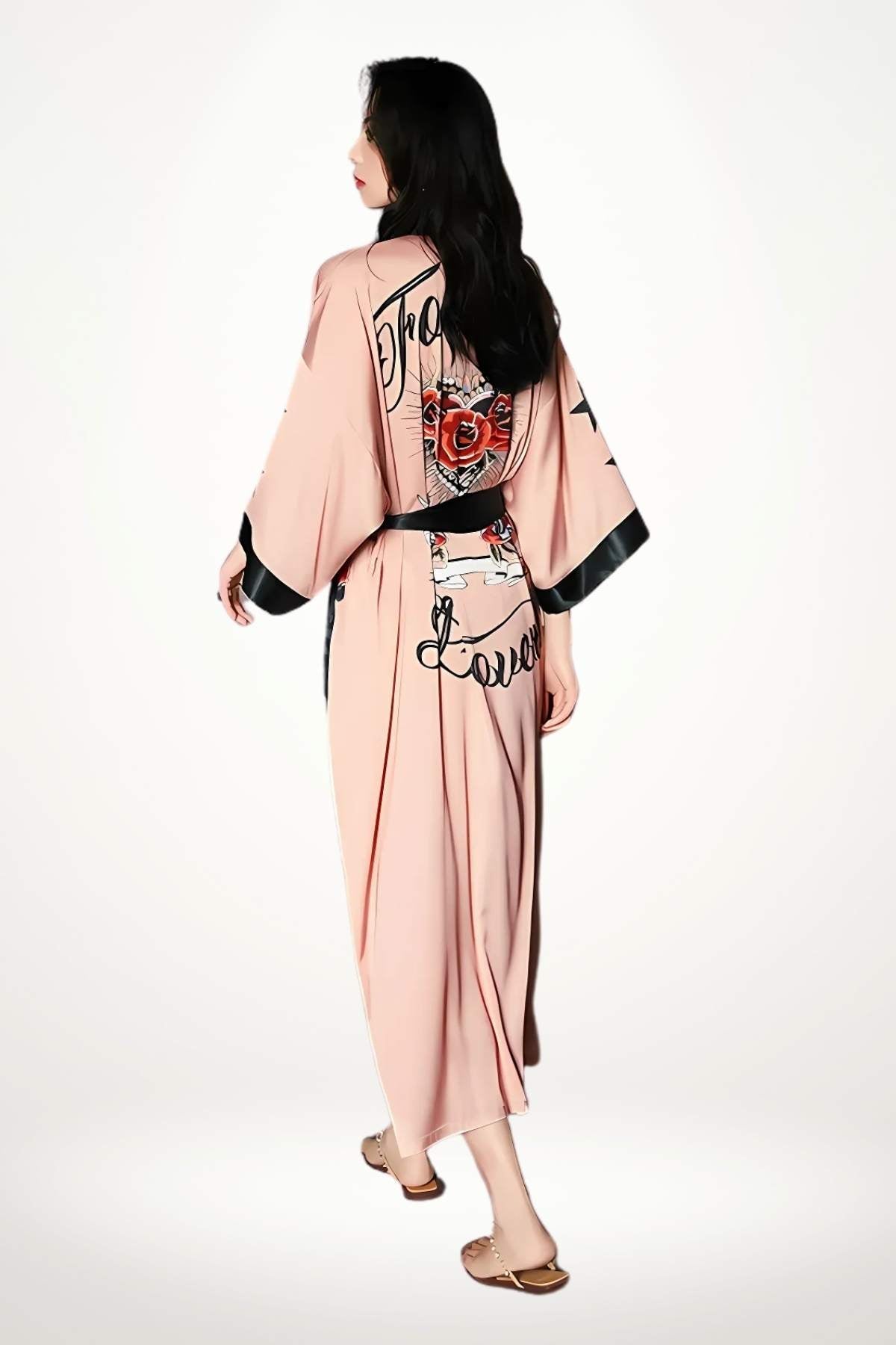 kimono luxe femme satin rose poudré motif tattoo roses rouges lettering noir taille unique  
