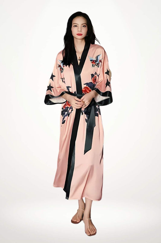 kimono luxe femme satin rose poudré motif tattoo roses rouges lettering noir taille unique  
