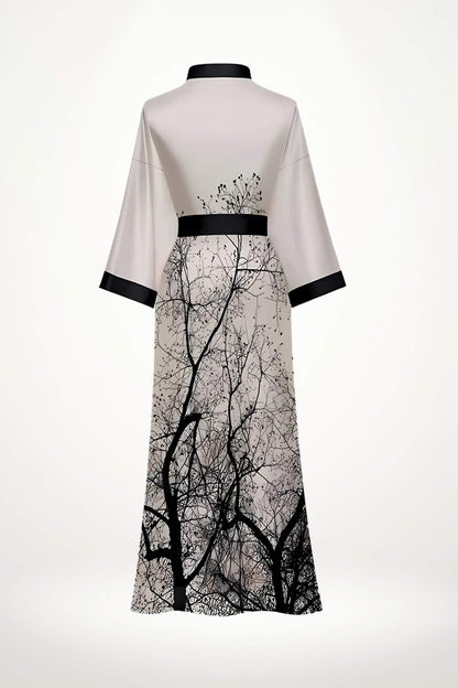 Kimono long en satin beige avec motifs noirs d'arbres, élégant et fluide, col noir et manches larges