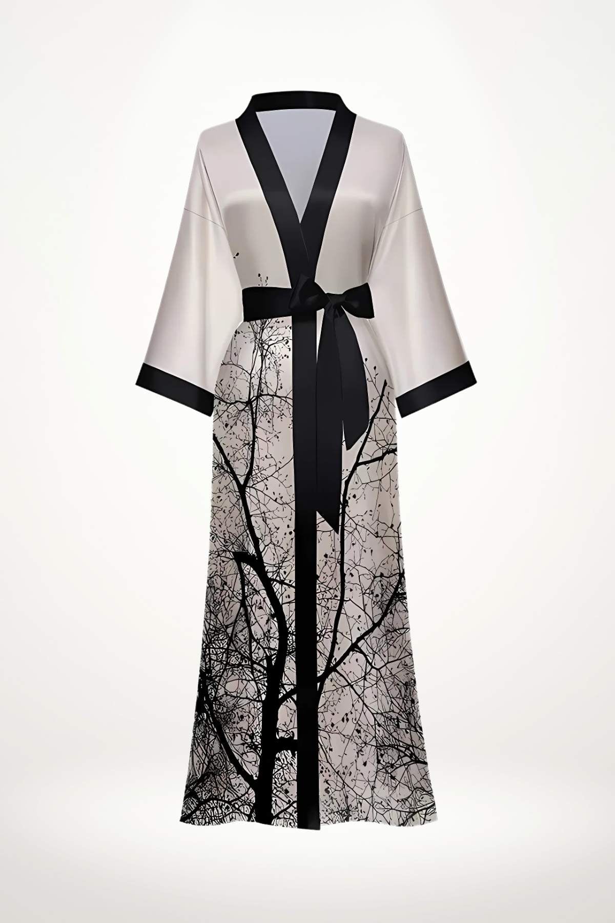 Kimono long en satin luxueux, avec un motif noir d'arbres sur fond clair et ceinture noire