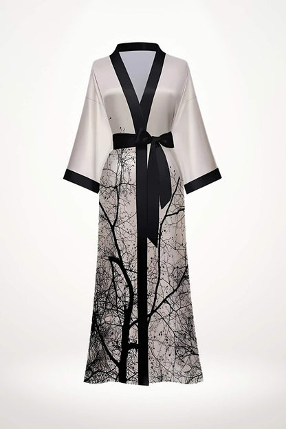 Kimono long en satin luxueux, avec un motif noir d'arbres sur fond clair et ceinture noire