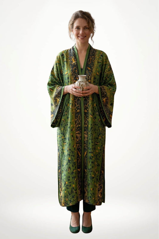 Femme souriante portant un kimono long vert avec des motifs floraux, tenant une jarre dans un décor minimaliste