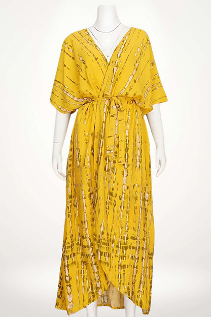 Robe longue jaune à motifs abstraits, avec des manches larges et une ceinture, sur fond neutre