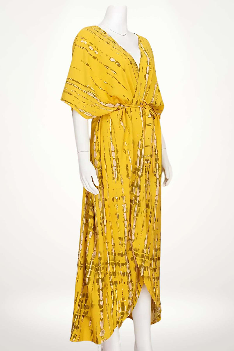 Kimono long en tissu jaune avec motifs dorés, manches larges, ceinture à la taille et coupe fluide
