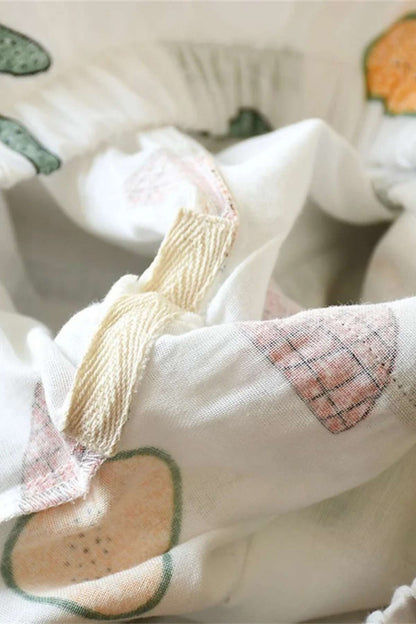 Tissu en coton léger avec motifs colorés de fruits sur fond blanc, idéal pour un kimono d'été