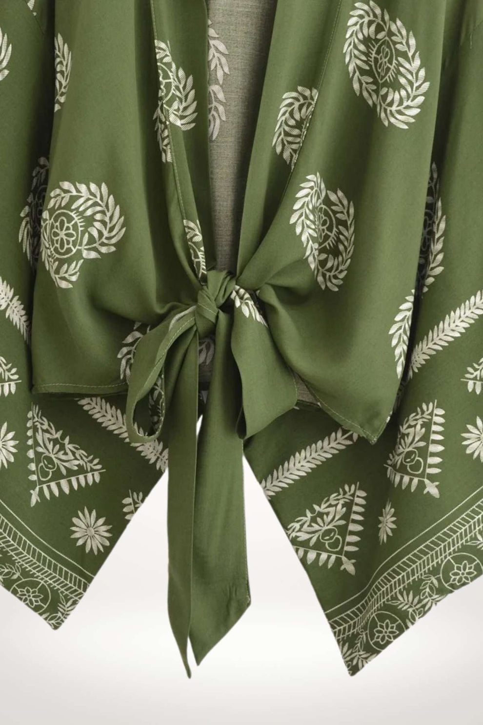 kimono manches courtes vert olive porté en extérieur kimoky