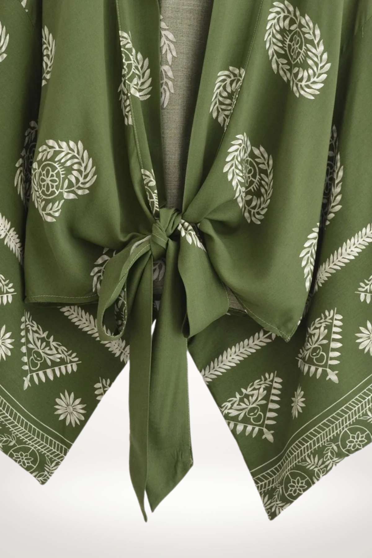Kimono à manches courtes vert olive avec motifs floraux blancs, noué à la taille pour un style bohème léger