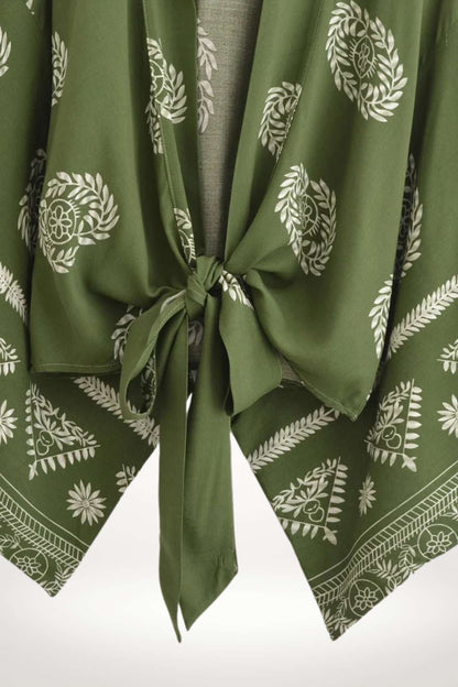 Kimono à manches courtes vert olive avec motifs floraux blancs, noué à la taille pour un style bohème léger