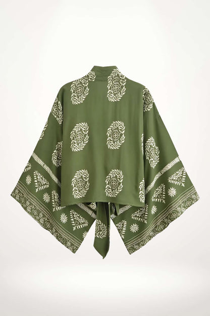 Kimono à manches courtes en tissu vert olive avec motifs floraux blancs et bordure décorative