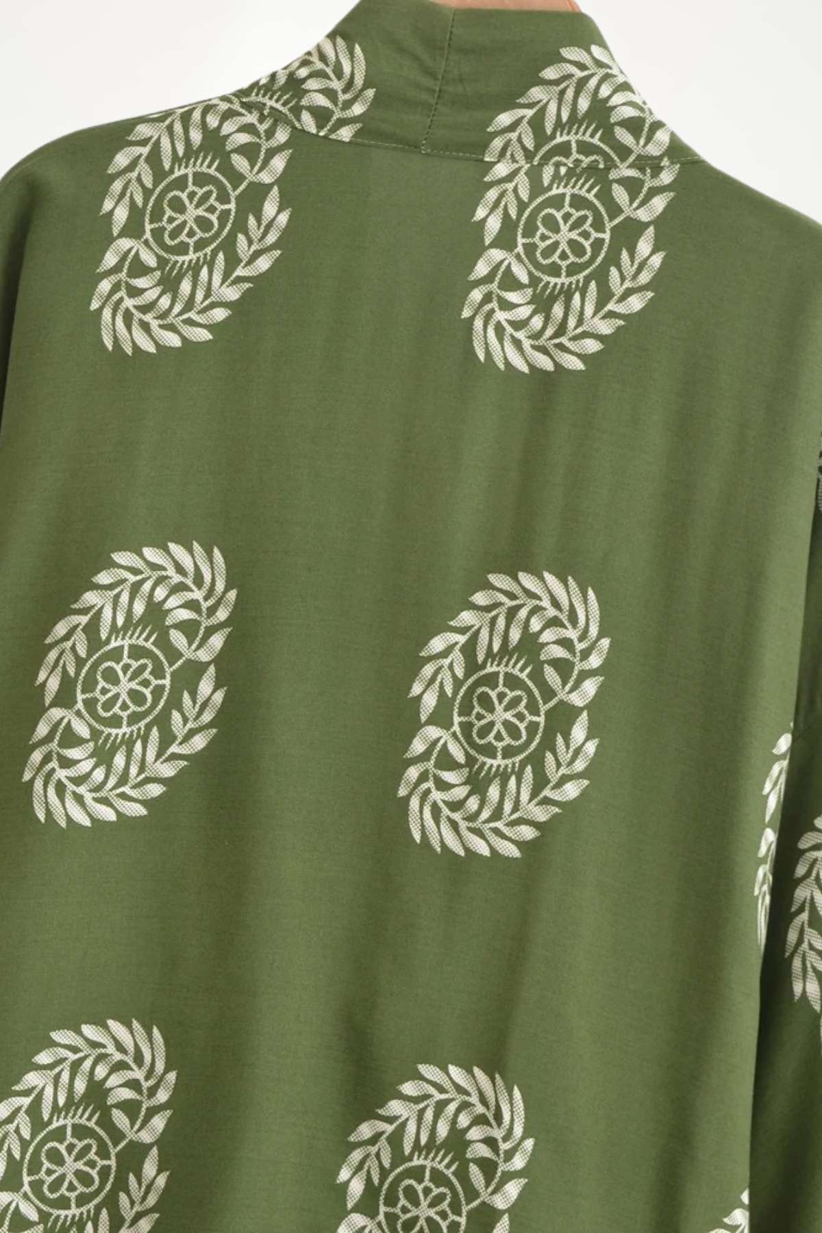 Kimono à manches courtes en tissu vert olive, décoré de motifs floraux blancs sur fond uni