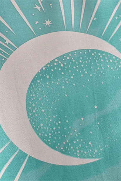 Motif de lune et d'étoiles sur fond turquoise, créant une ambiance douce et bohème