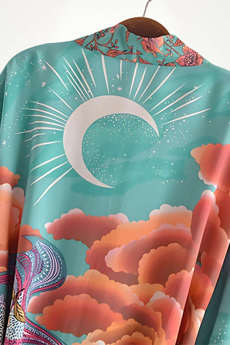 Kimono mi-long en satin turquoise avec motifs floraux, lune et nuages roses, ambiance bohème et douce