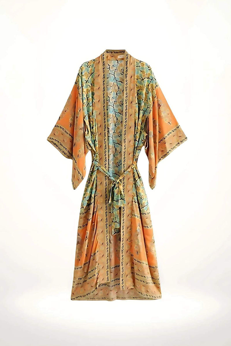 Kimono mi-long en orange avec motifs floraux bleus, tissu léger et fluide, style bohème élégant